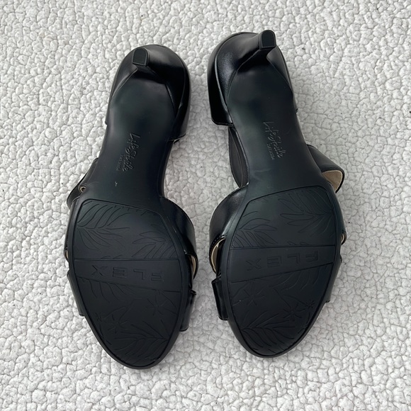 Mega Strappy Sandal. Size: 8 - Picture 5 of 11